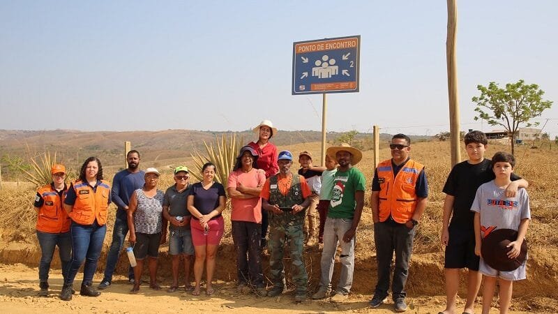 Moradores participam de simulação na barragem do Descoberto
