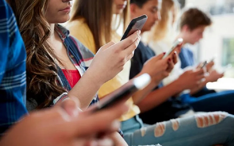 Celular uso nas escolas Misto Brasil