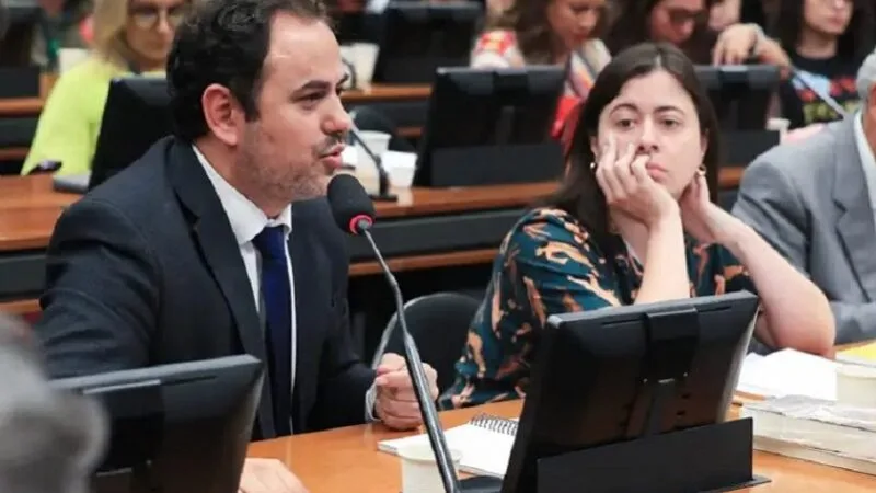 Conselho vota pela cassação e deputado entra em  greve de fome