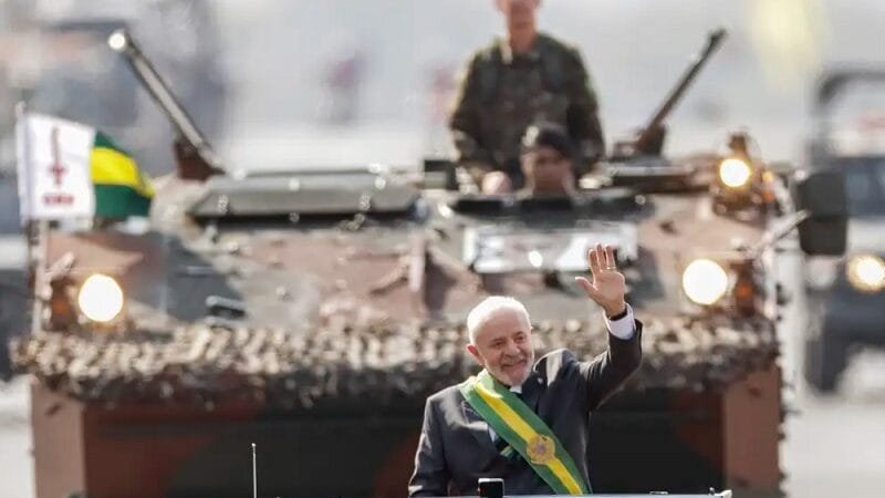 Lula deve discutir carreira militar com Fernando Haddad