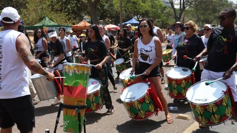 Percussionistas ocupam um trecho do Eixão do Lazer que tem novas regras para comerciantes e músicos/José Cruz/Agência Brasil