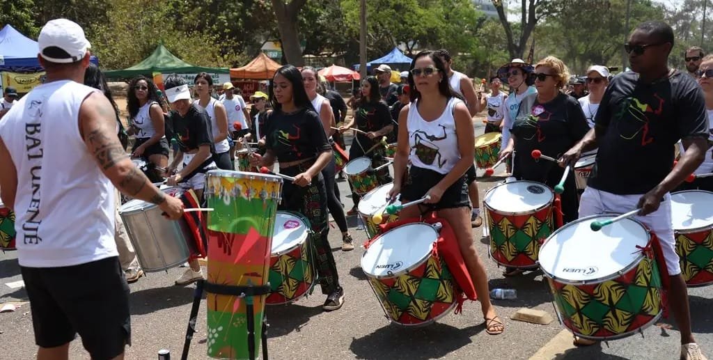 Eixão do Lazer músicos tambores Misto Brasil
