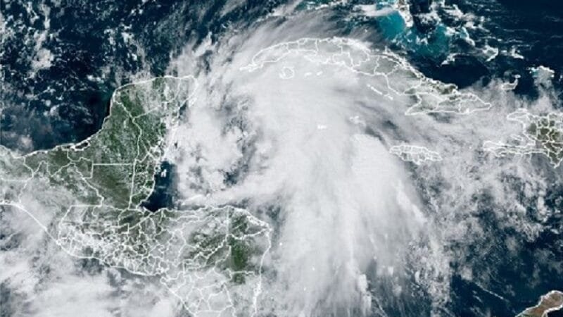 Tempestade tem vento de até 215 quilômetros horários