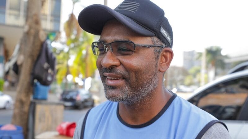 Dinho é um dos guardadores de veículos que trabalham no Setor Comercial Sul, que passaram por treinamento e receberam coletes identificadores/Tony Oliveira/Agência Brasília