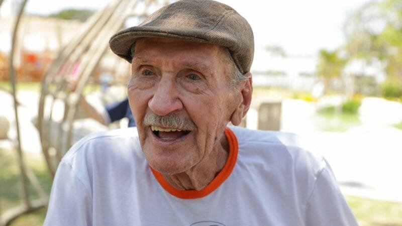 Ivo Arno Hameste participou da ação da campanha Vem Brincar Comigo, que reuniu 280 idosos no festival Na Praia/Tony Oliveira/Agência Brasília