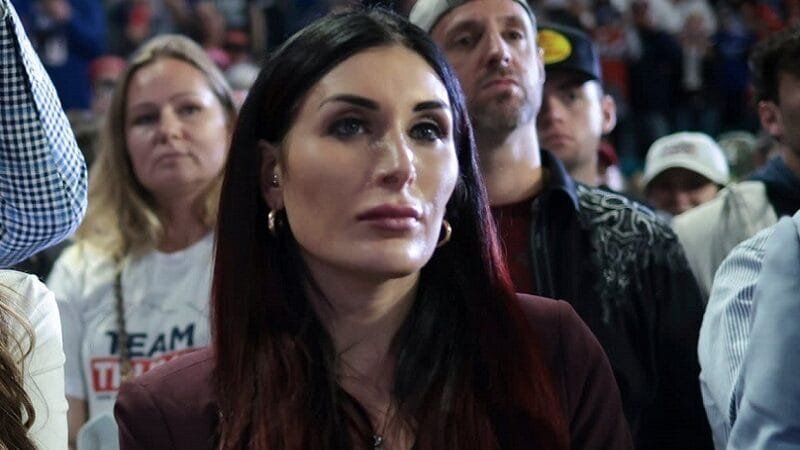 Quem é a teórica de extrema direita que se juntou a Trump