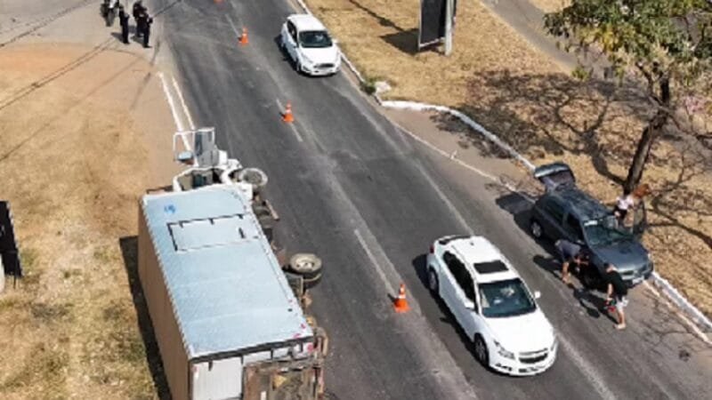 Caminhão bateu em vários carros e provoca uma morte em São Sebastião
