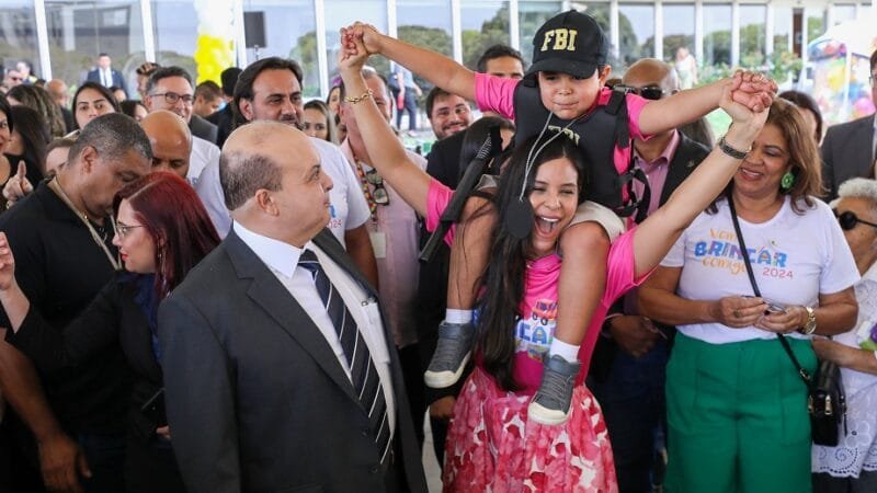 Ibaneis Rocha, a primeira-dama Mayara Noronha e o filho na entrega de brinquedos da campanha Vem Brincar Comigo/Renato Alves/Agência Brasília