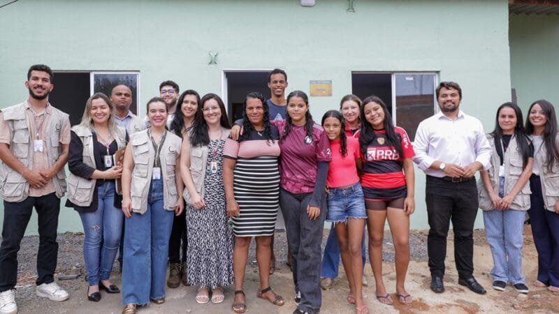 Família e servidores posam para foto após transformar mais uma casa no Sol Nascente/Pôr do Sol no Programa Melhorias Habitacionais/Tony Oliveira/Agência Brasília