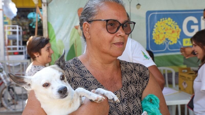Ivanir Souza Nascimento esteve no Recanto das Emas no programa Mais Perto do cidadão e aproveitou para vacinar o seu pet/Joel Rodrigues/Agência Brasília