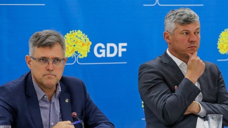 Hamilton Filho, diretor técnico da Novacap, e Walter Casimiro, secretário de Obras, ao falar sobre as chuvas/Paulo H. Carvalho/ Agência Brasília