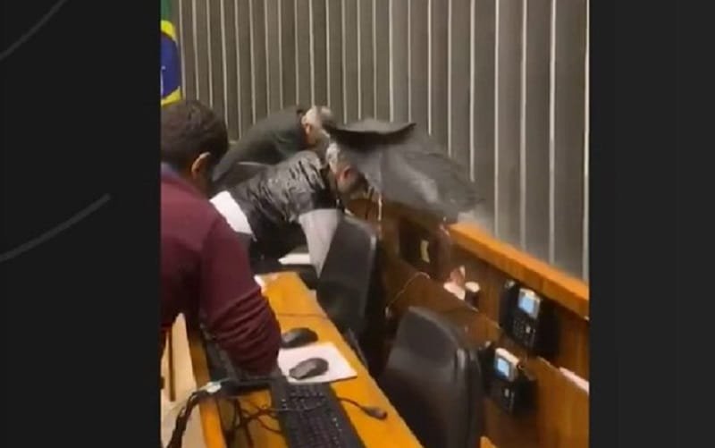Cascata Câmara dos Deputados vazamentos Misto Brasil