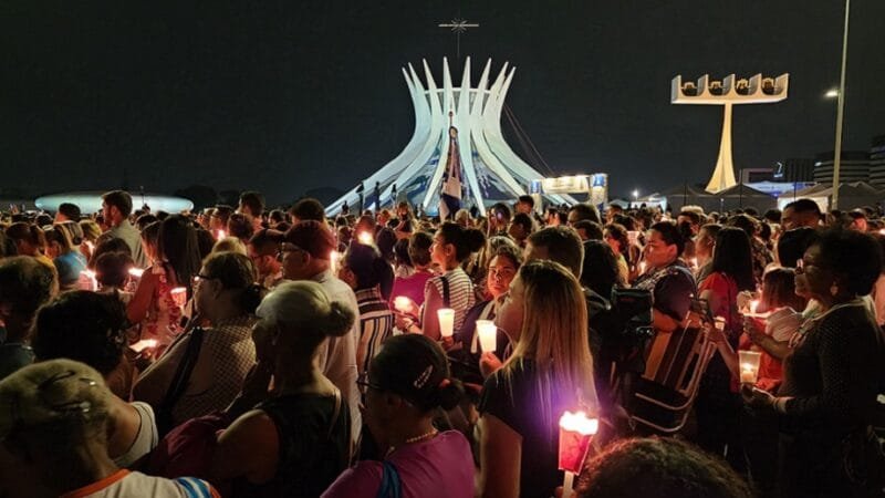 Fieis da Igreja Católica celebram a Nossa Senhora Aparecida na Esplanada dos Ministérios, em Brasília/Afonso Morangoni/Divulgação