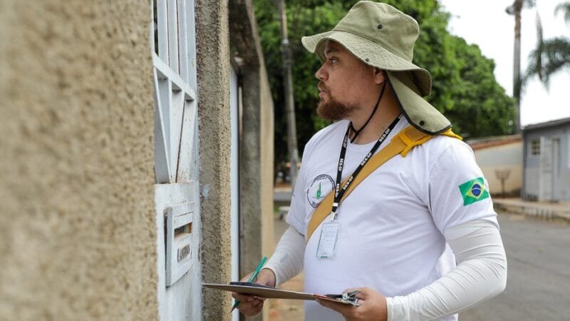 Agentes inspecionam prédios e casas no Cruzeiro para orientar a população para combater o mosquito da dengue, o Aedes aegypti/Geovana Albuquerque/Agência Brasília