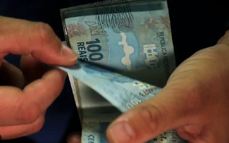 Dinheiro espécie 100 reais Misto Brasil