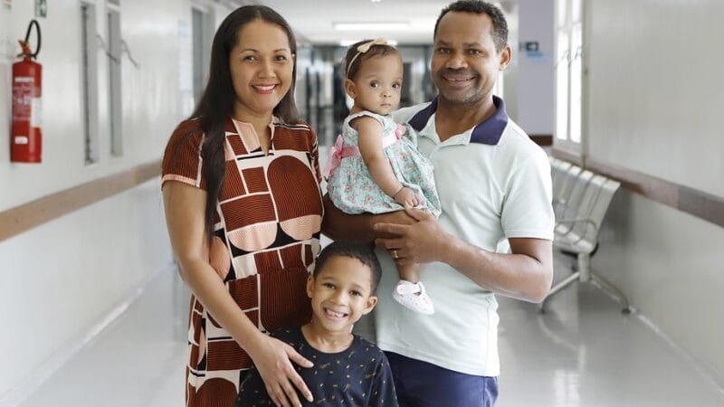 Raiane da Rocha e Jeremias Nascimento comemoram um ano de cirurgia. ainda dentro do útero, da filha Ágatha/Jhonantan Cantarelle/Agência Saúde-DF