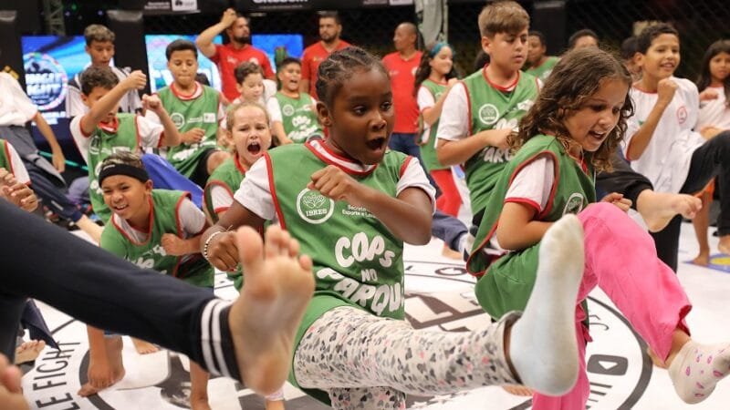 Alunos dos centros olímpicos e paralímpicos (COPs) do Setor O e do Parque da Vaquejada se encontraram com lutadores do Jungle Fight/Paulo H. Carvalho/Agência Brasília