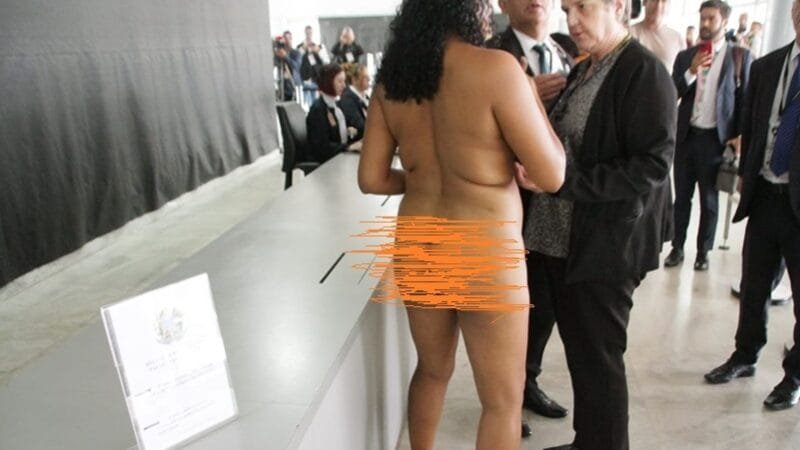 Mulher ficou nua após entrar no Palácio do Planalto