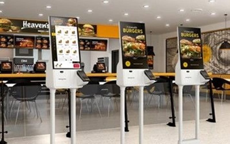 Totens de informações phygital Misto Brasil