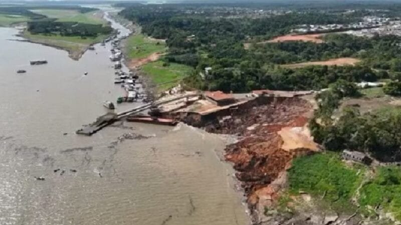 Terra de obra de porto desaba e pode ter soterrado 200 pessoas