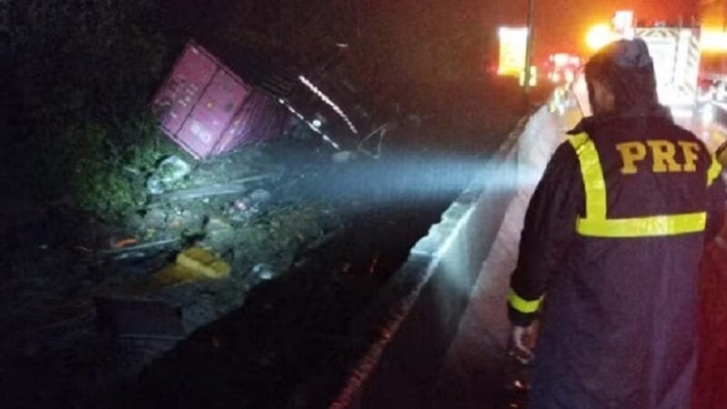 Grave acidente no Paraná provocou a morte de nove pessoas