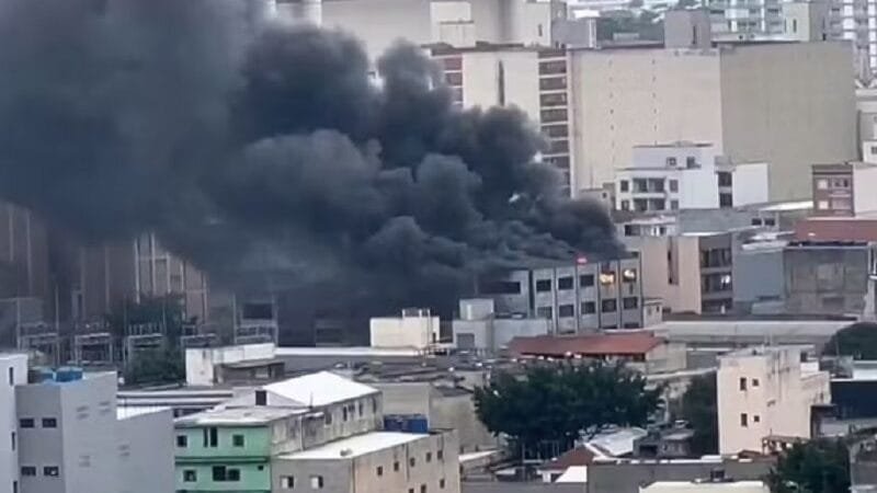 Incêndio atinge prédio na zona leste de São Paulo