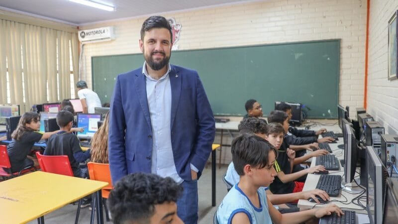 Leonardfo Reisman, secretário de Ciência e Tecnologia, entre alunos do CEF 102 Norte, que recebeu computadores reciclados/Joel Rodrigues/Agência Brasil