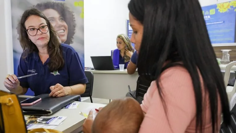 Mulher recebe orientações sobre emprego e benefícios sociais na agência do trabalhador que esteve em Água Quente/Geovana Albuquerque/Agência Brasília