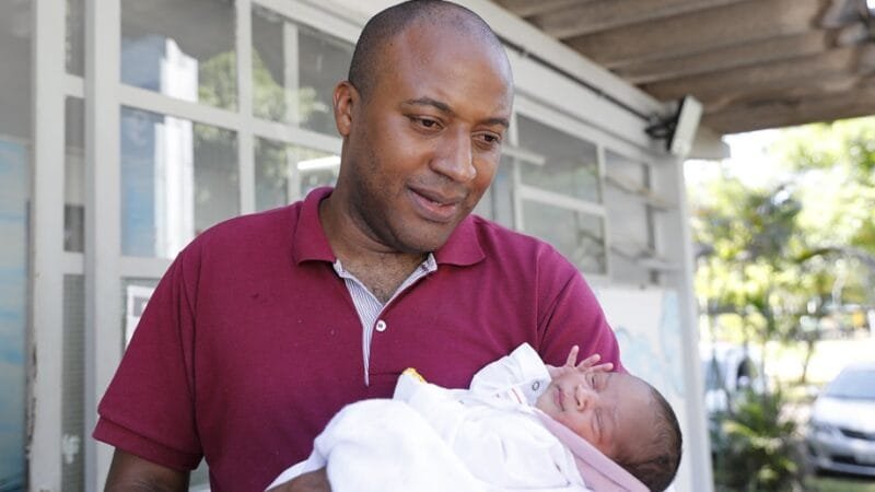 Deivid Rômulo da Silva com a filha Sara Gabriela, que foi vacinada na UBS1 do Cruzeiro, no DF, que alcançou a melhor cobertura em três anos/Lúcio Bernardo Jr./Agência Brasília
