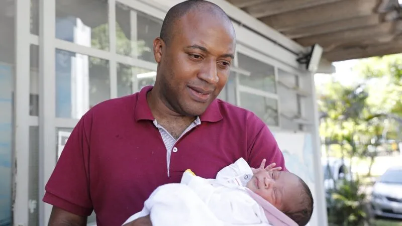 Deivid Rômulo da Silva com a filha Sara Gabriela, que foi vacinada na UBS1 do Cruzeiro, no DF, que alcançou a melhor cobertura em três anos/Lúcio Bernardo Jr./Agência Brasília