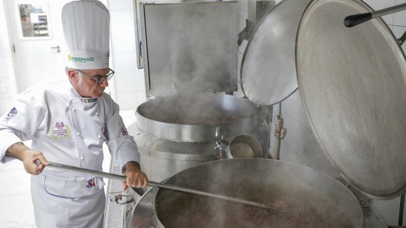 Rosário Tessier, o chef italiano que mexeu com os panelões do Restaurante Comunitáriodo Varjão, que abriu o projeto Prato Chef/Tony Oliveira/Agência Brasília