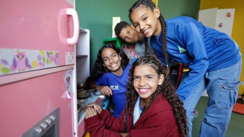 Estudantes brincam na casa de bonecas do CEF 2 da Estrutural, que agora tem um módulo escolar e vai ampliar o número de vagas/Geovana Albuquerque/Agência Brasília
