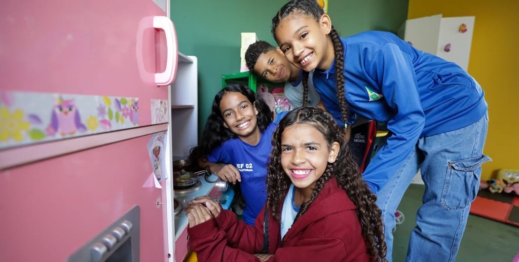 Estudantes casa de bonecas colégio Estrutural Misto Brasil