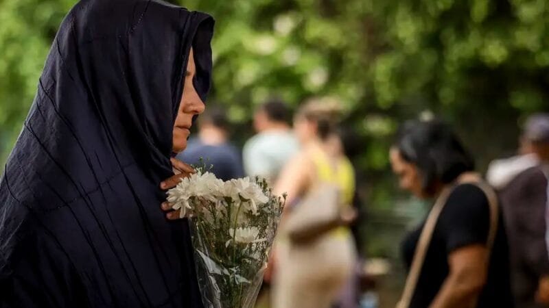 Mulher faz as homenagens a um familiar no Dia de Finados, que levou milhares de pessoas nos cemitérios do DF/Marcelo Camargo/Agência Brasil