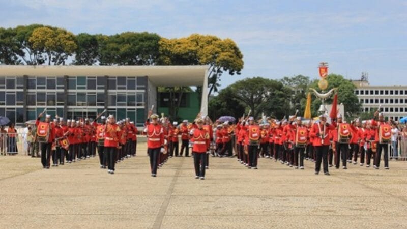 Troca da bandeira pela Marinha terá banda e desfile aéreo