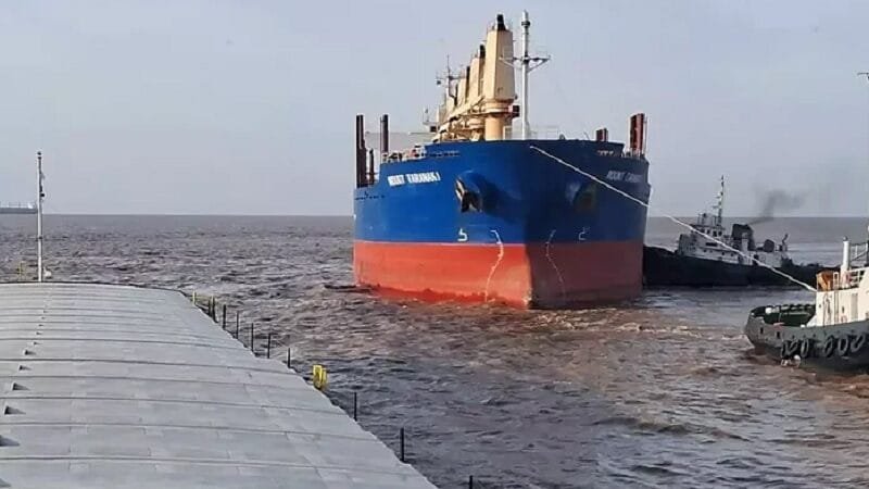 Navio Mount Taranaki desencalhou na tarde deste domingo