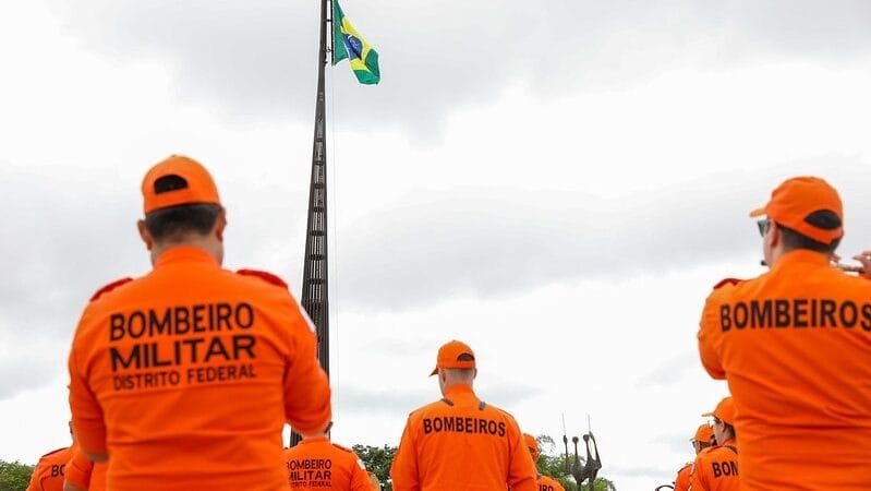 Bombeiros fizeram a troca de bandeiras na Praça dos Três Poderes
