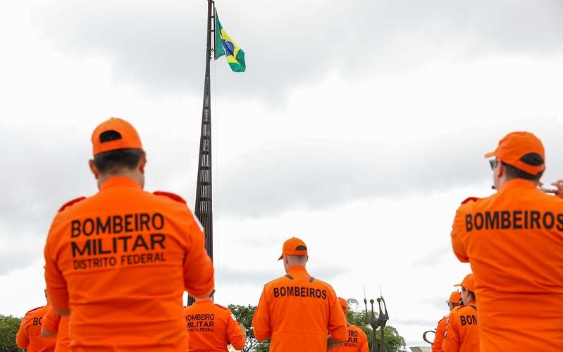 Troca de bandeiras Praça dos Três Poderes Corpo de Bombeiros Misto Brasil