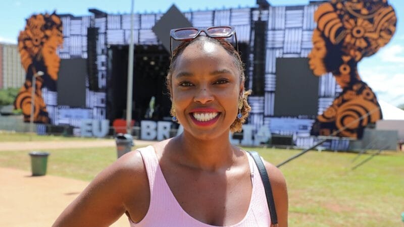 Juliana Leonardo Santos é professora da rede pública que levou os alunos para as atividades do Festival Consciência Negra/Paulo H. Carvalho/Agência Brasília