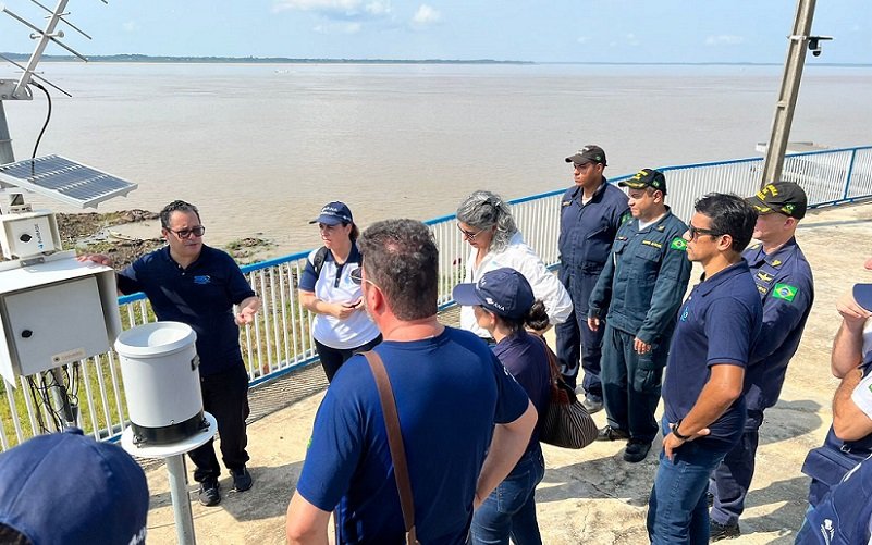 Rio Solimões seca medição Misto Brasil