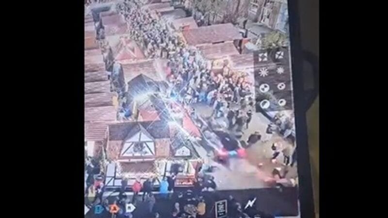 Duas pessoas morreram depois que um carro atropelou uma multidão