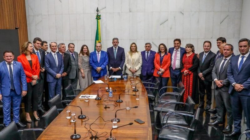 Bancada federal e políticos com o governador Ibaneis Rocha e o presidente da Câmara, Arthur Lira, discutem futuro do Fundo Constitucional do DF/Renato Alves/Agência Brasília