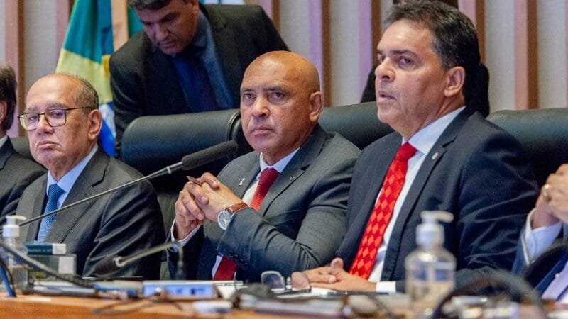 Gilmar Mendes, Wellington Luís e Ricardo Vale no título de cidadão honorário de Brasília dado ao ministro do STF/Vinícius Vicente/Agência CLDF