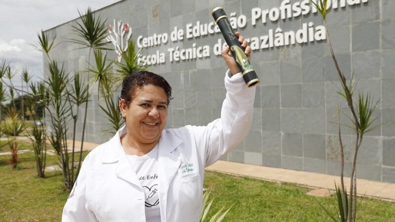 Simone Santos concluiu o curo técnico na área de saúde e foi contratada pouco depois de enviar o currículo/Lúcio Bernardo Jr./Agência Brasília