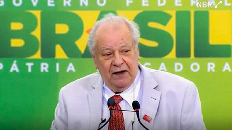 Físico Rogério Cerqueira Leite foi sepultado hoje