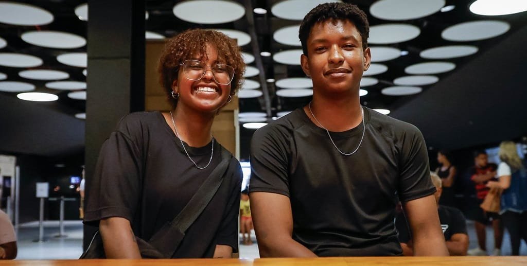 Ingrid Souza e o filho cinema sessão Misto Brasil