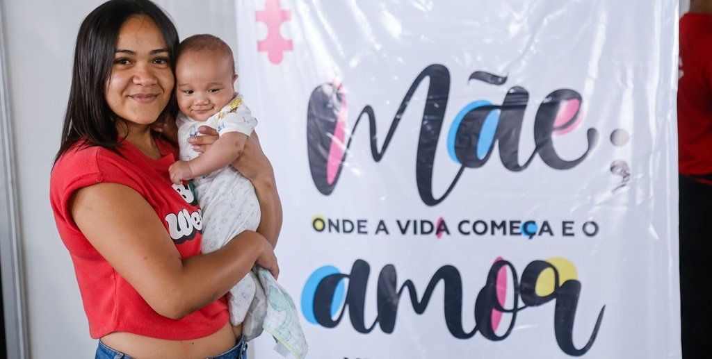 Mãe e filho projeto acolhimento Misto Brasil