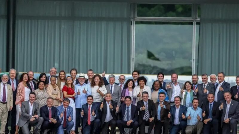 Ministros, auxiliares e políticos se posicionam com Lula da Silva e Janja na frente do Palácio da Alvorada como despedida de 2024/Marcelo Camargo/Agência Brasil