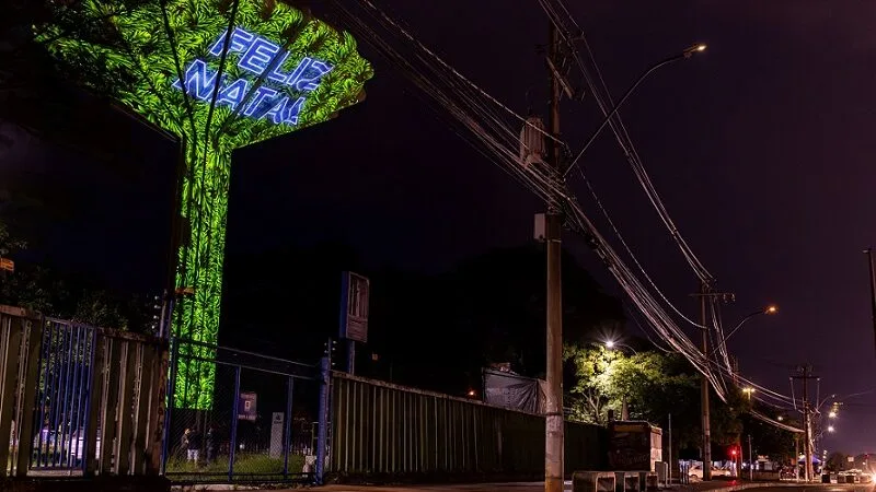 Caixa d’água de Ceilândia recebe decoração para o Natal