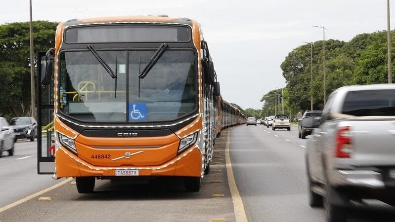 Empresa apresentou 90 novos ônibus urbanos